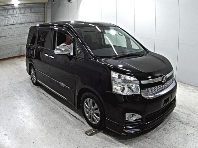 TOYOTA VOXY ZS