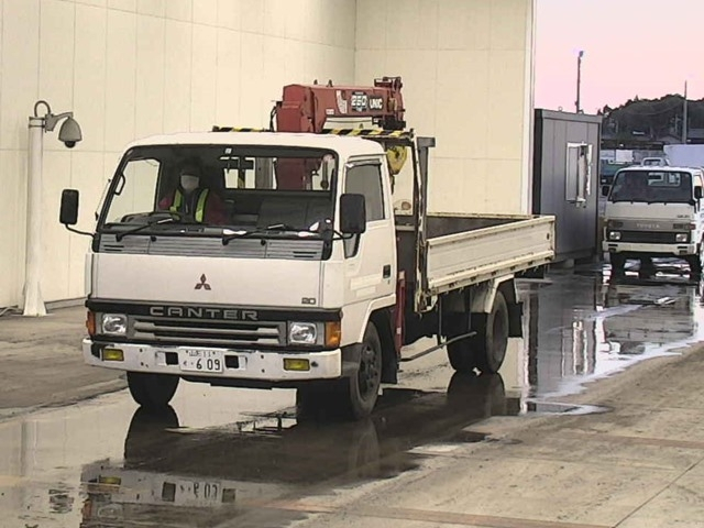 MITSUBISHI CANTER Gila . Crane 4 Dan