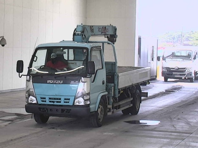 ISUZU ELF Gila . Crane 3 Dan