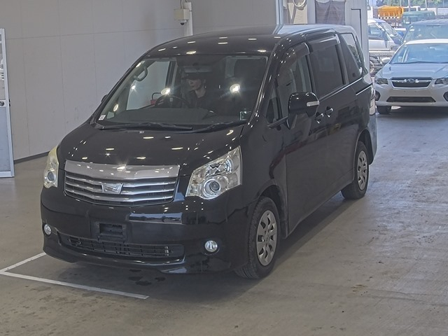 TOYOTA NOAH X