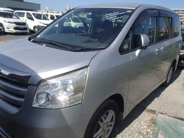 TOYOTA NOAH